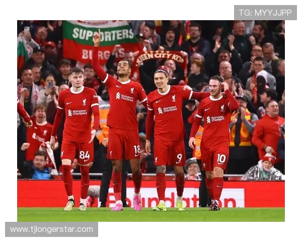 利物浦与曼联激战正酣比分结果揭晓引发球迷热议 利物浦与曼联激战正酣比分结果揭晓引发球迷热议